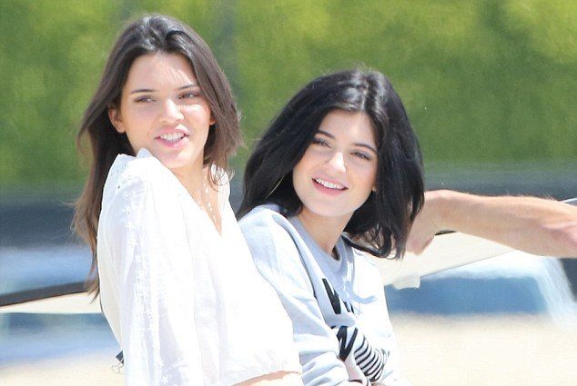 275B390400000578-0-All natural Kylie Jenner right and Kendall Jenner left wore natu-m-154 1428475788012 ef578