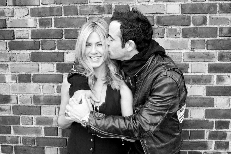 jennifer-aniston-and-justin-theroux-lovey-dovey-in-rooftop-photo-shoot 3e095
