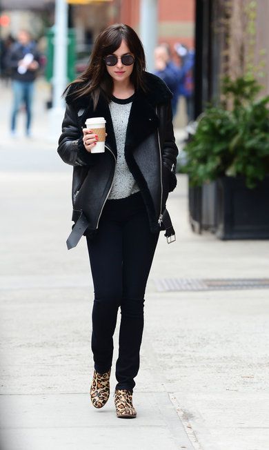 holding-celeb-style-dakota-johnson 1 aae45