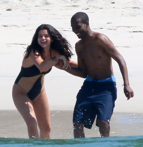 selena-gomez-boobs-butt-bathing-suit-mexico-003 6a786