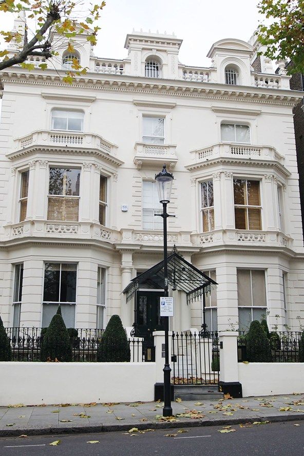 holland-park-house-beckham-glamour-25nov13-splash b 592x8881 dac16