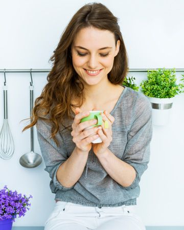 woman-drinking-green-tea-at-home-vert 12a5d