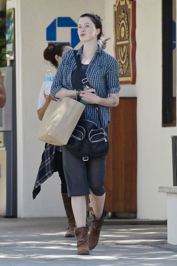 ireland-baldwin-rehab-black-hair-malibu-001 9b9d8