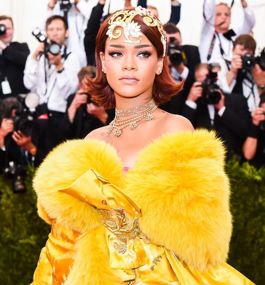 rihanna-met-gala-head-piece-w540 087ec