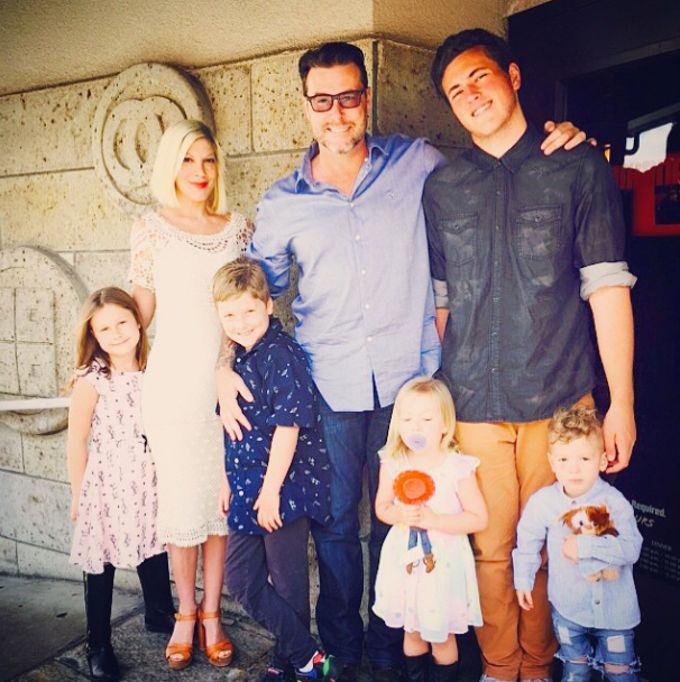 tori-spelling-family 391e6