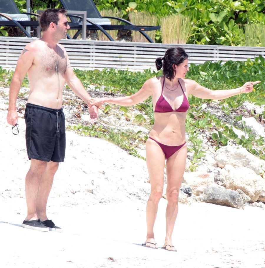 courteney-cox-bikini-body-cancun-mexico-vacation-fiance-johnny-mcdaid-1 047e9