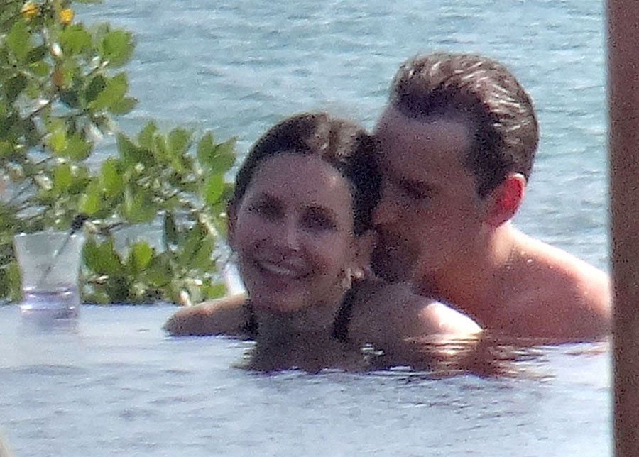 courteney-cox-bikini-body-cancun-mexico-vacation-fiance-johnny-mcdaid-8 13692
