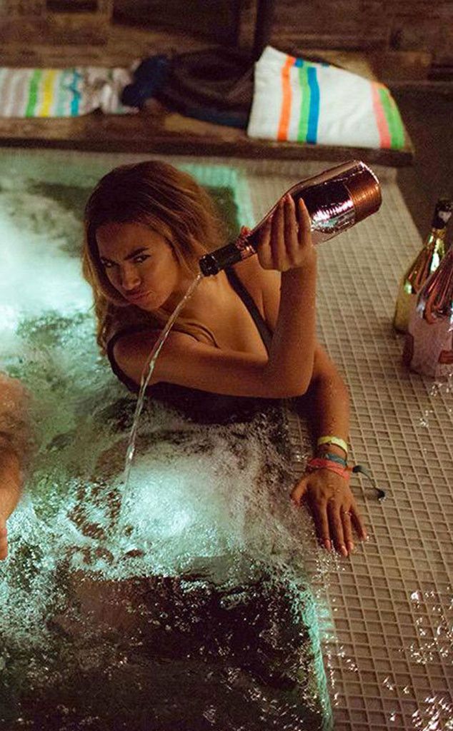 rs 634x1024-150519135825-634.beyonce-feeling-myself-champagne-hot-tub.jw.51915 a0f8b