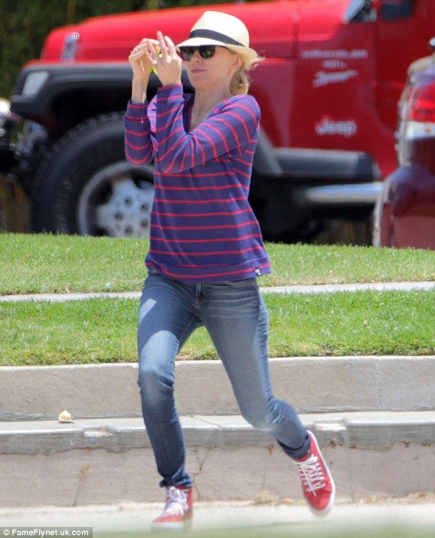 296B07E800000578-3114156-Hands on Naomi Watts showed off her sporty side on Saturday when-m-41 1433677929263 d2480