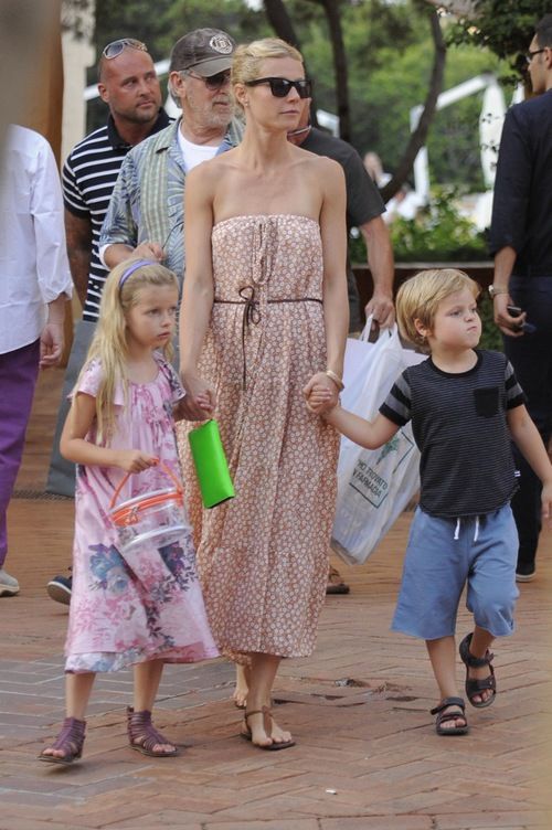 gwyneth-paltrow-kids-porto-cervo-cuties-1-500x752 4a406