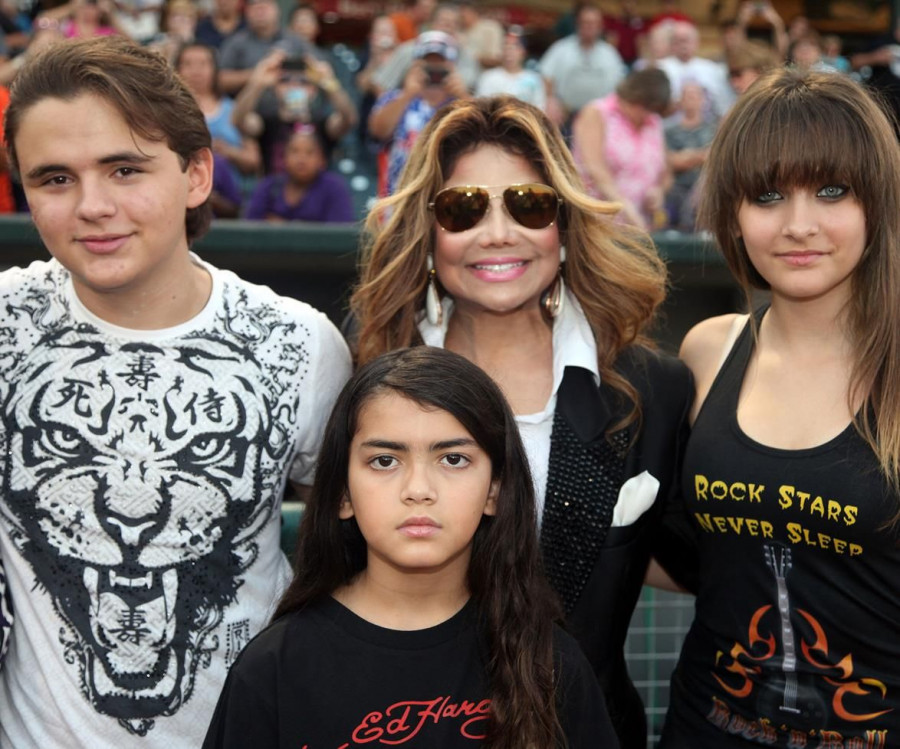 Blanket-Jackson-and-his-family 9b94c