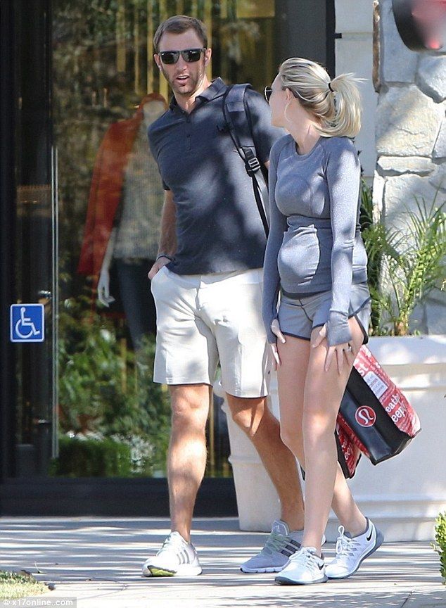 1414101160411 wps 6 Pregnant Paulina Gretzky  1 bc271