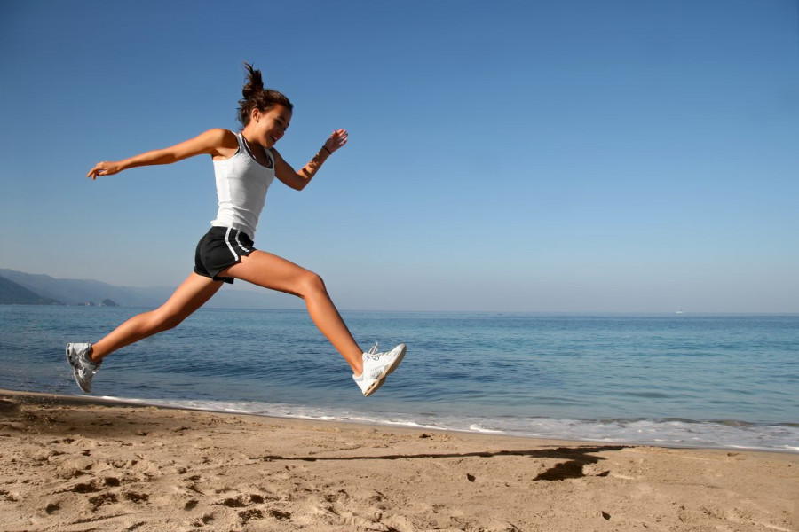 Woman-Running-on-Beach 90310