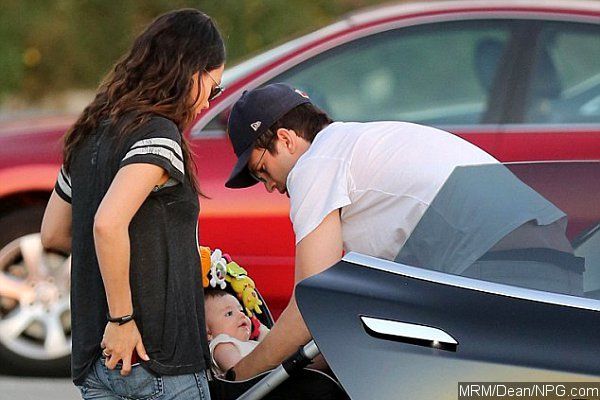 ashton-kutcher-and-mila-kunis-take-baby-wyatt-out-for-a-walk-on-beach dc15b