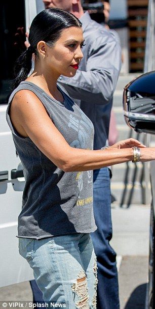 kourtneykardashian grey hair 94530