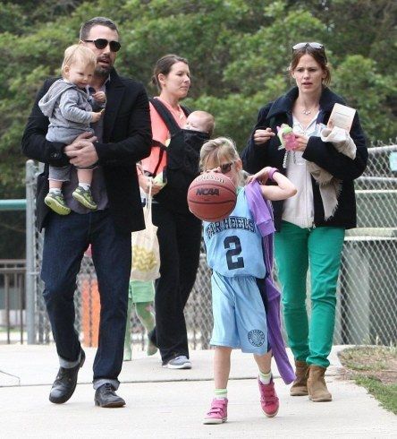 violet-affleck-jennifer-garner-ben-affleck-ifxk-utrvx-and-jennifer-garner-and-kids-328127037 33670