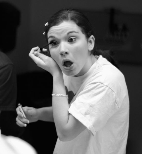 girl-applying-mascara-generic 31639