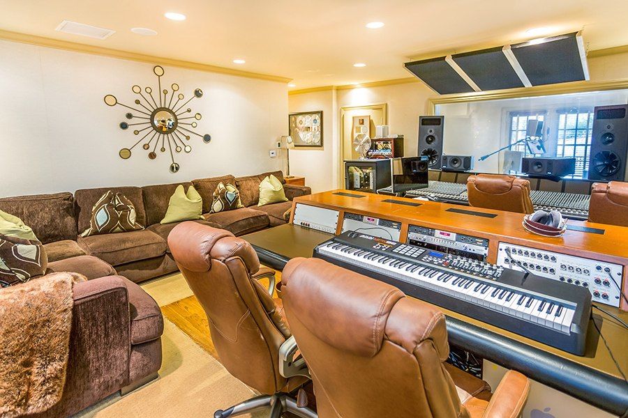 item3.rendition.slideshowHorizontal.jennifer-lopez-california-house-04 25268