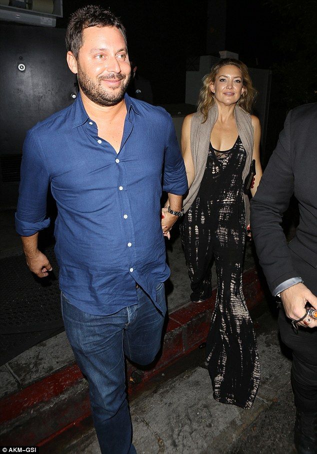 2B65469B00000578-3199285-Hand in hand Kate Hudson left The Nice Guy in Los Angeles on Fri-m-31 1439663494976 ab5b5