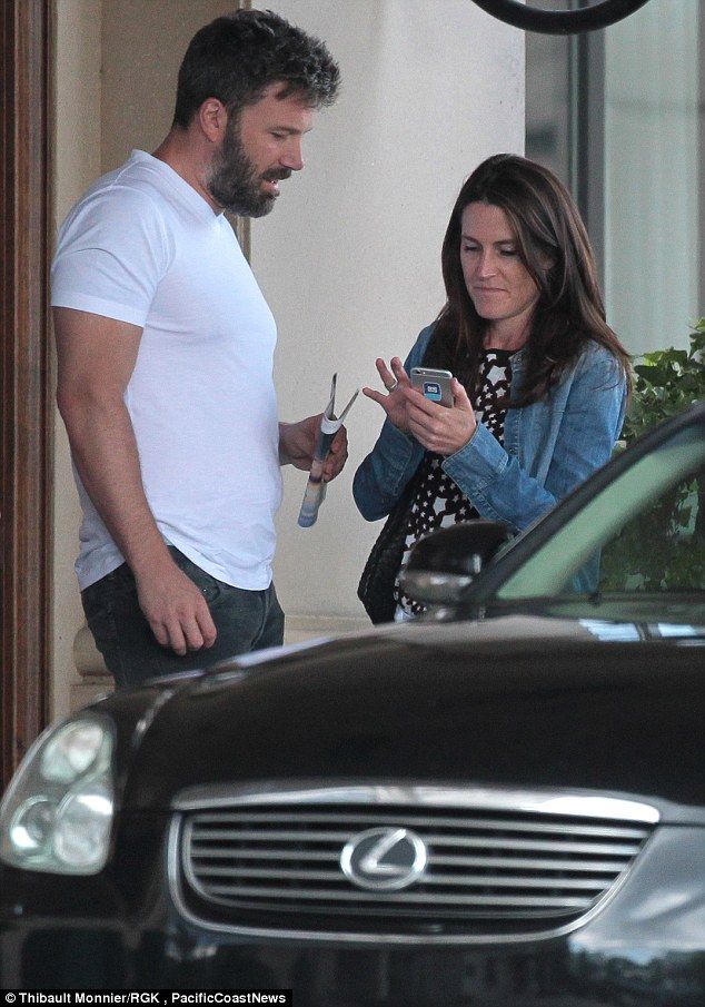 2B8EFC8E00000578-3207141-He sure doesn t work with ugly gals Ben Affleck was seen talking-m-10 1440258826991 2c7ce