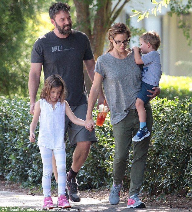 2B8F453E00000578-3206423-Ben Affleck and Jennifer Garner have had a complicated split in -m-65 1440183606502 b93cf