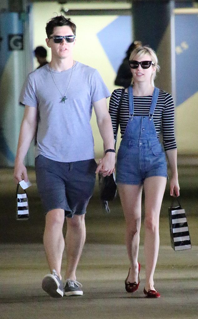 rs 634x1024-150904173218-634.Emma-Roberts-Evan-Peters-Hand-Holding.ms.090415 1 93811