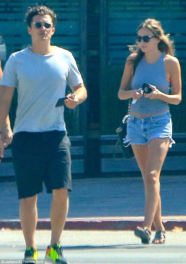 2C29BBFC00000578-3231696-Orlando Bloom was spotted coming out of Bui Sushi in Malibu on W-m-51 1442039571184 f9aca