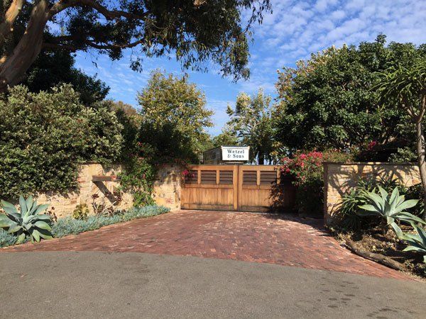 julia-roberts-divorce-moving-trucks-spotted-at-stars-home-0 1207a