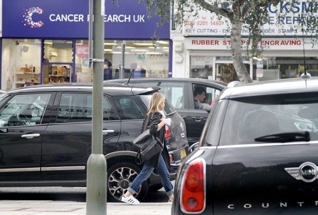 2C8B190A00000578-3242505-Casual The star 37 was easily spotted as she went about her day -a-9 1442794053692 63372