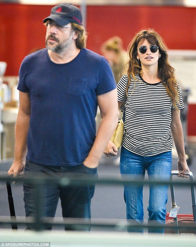 2CA234B300000578-3245422-No glam squad here Penelope Cruz and husband Javier Bardem looke-a-3 1442970606888 40556