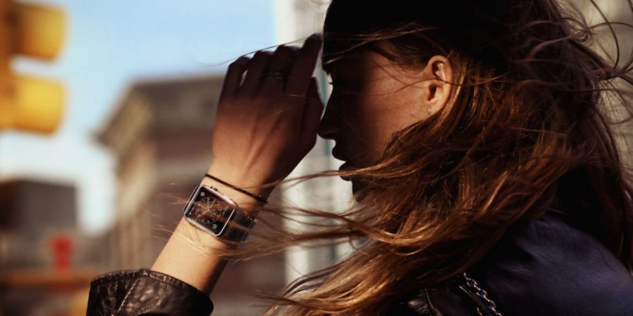 landscape-1443984559-apple-watch-young-people c5bb5
