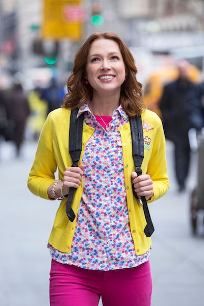 holding-unbreakable-kimmy-schmidt-ellie-kemper 6dc99