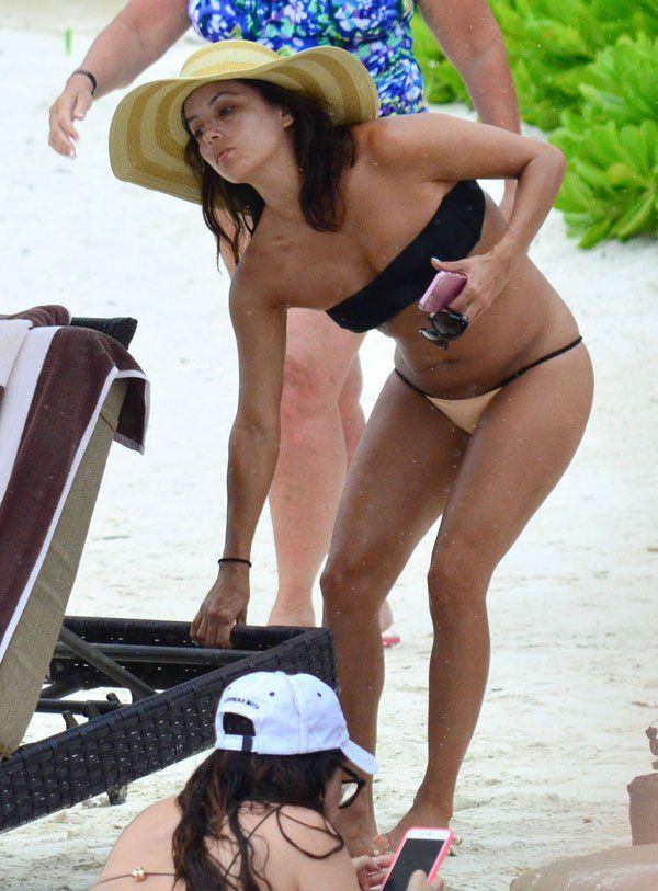 eva-longoria-removing-lower-back-tattoo-tramp-stamp-07 04417