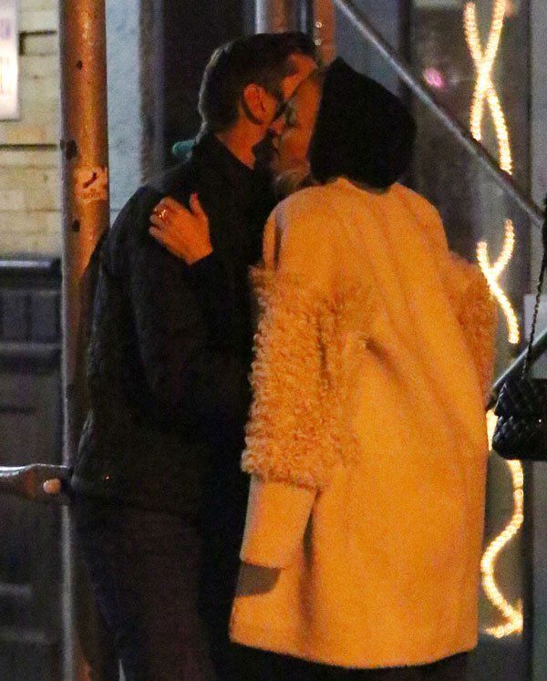 kate-hudson-nick-jonas-mystery-man-date-kiss-05 34524