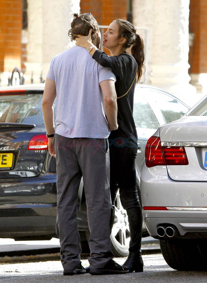 bradley-cooper-summer-hands-14may15-05 8b3f7