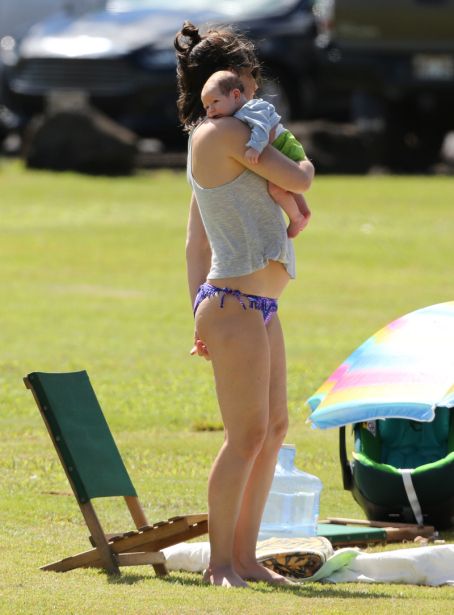 evangeline-lilly-bikini-post-baby-body-04 eb9b4