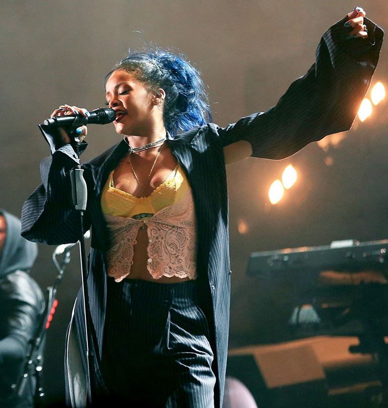 rihanna-blue-hair-1-1445803096 b6a9a