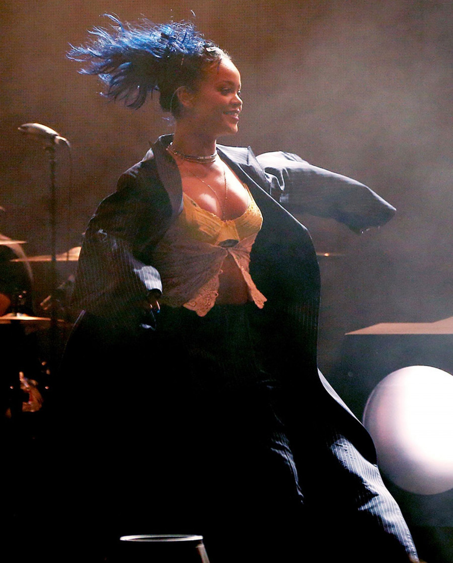 rihanna-blue-hair-2-1445803098 2b2fd