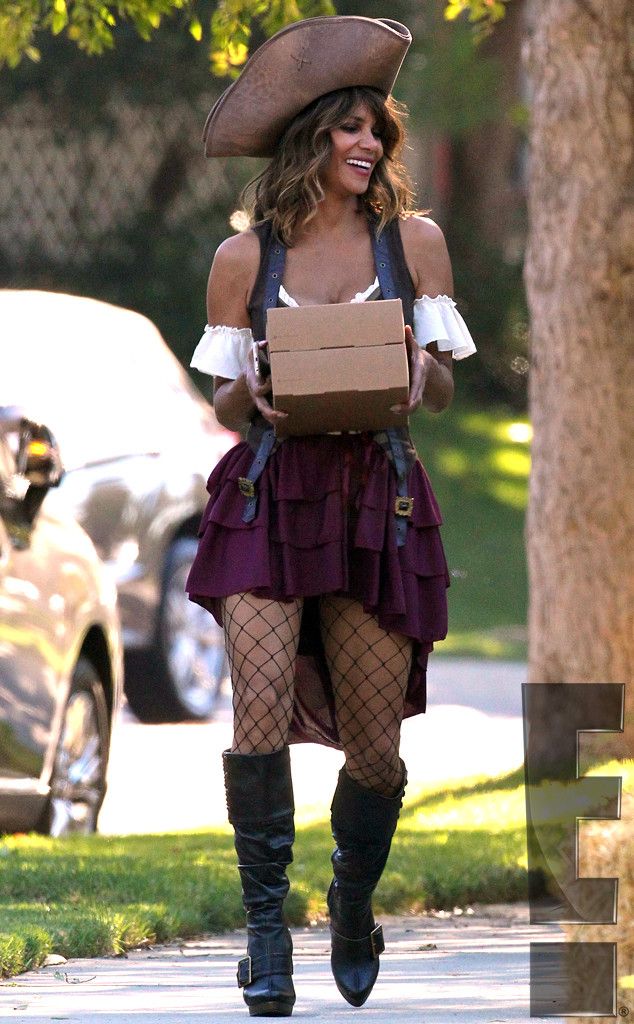 rs 634x1024-151102115218-634-halle-berry-sexy-pirate-halloween-2-110215 b08d1