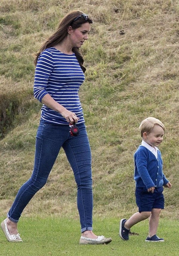 kate middleton at grass with prince george 1cc9b