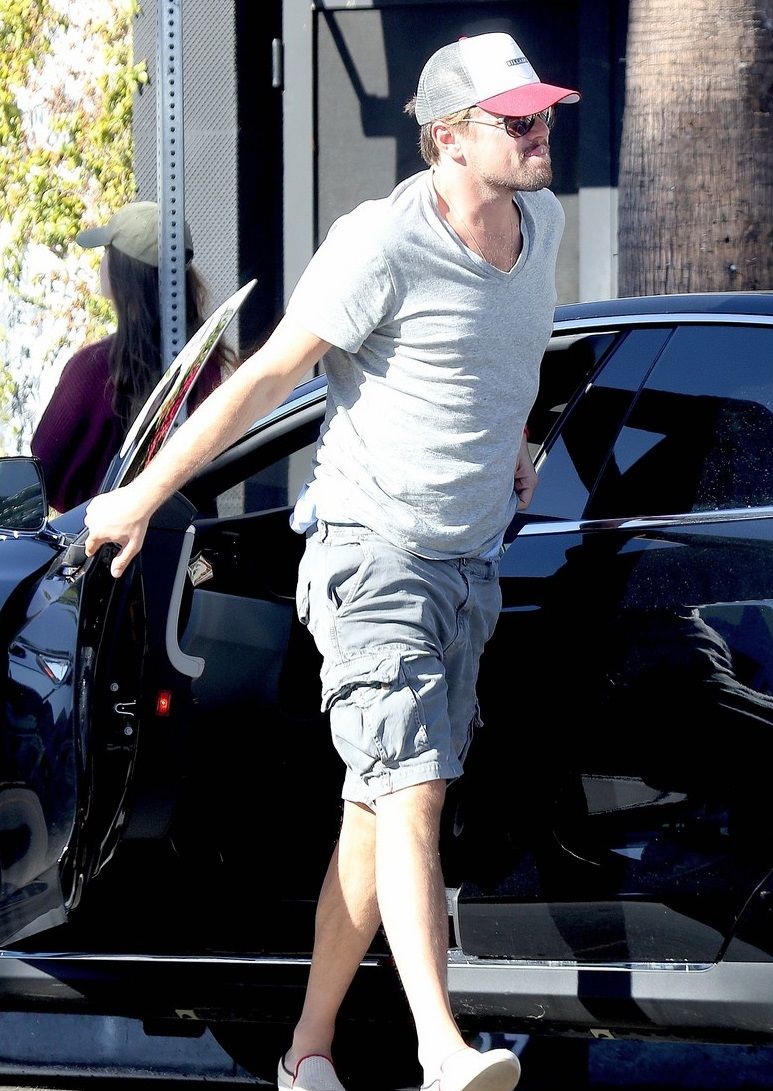 leonardo-dicaprio-steps-out-with-a-big-rip-in-his-shorts-03 f5215