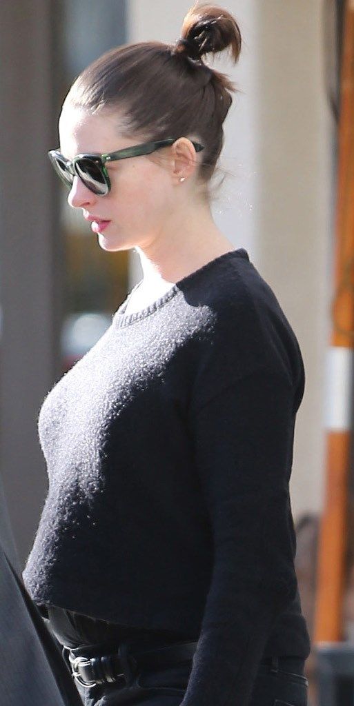 rs 634x1024 151127102803 634.Anne Hathaway Baby Bump 4905a