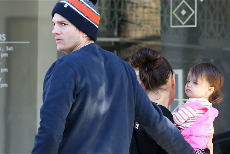 Ashton Kutcher Mila Kunis et leur fille Wyatt a Los Angeles le 12 decembre 2015 9b78c