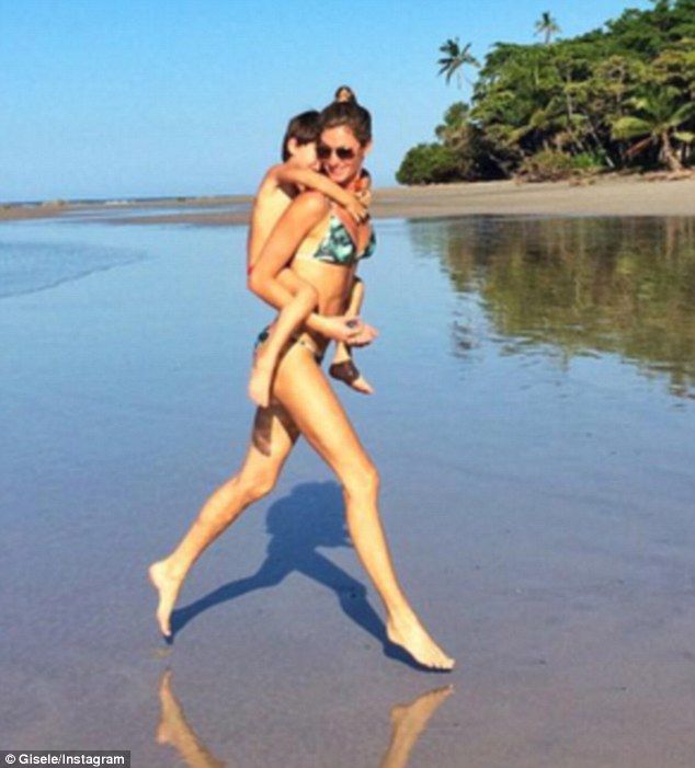 2FDAF42A00000578 3387726 Beach cuties On Wednesday Gisele Bundchen posted a snap on her I m 1 1452119946168 27097