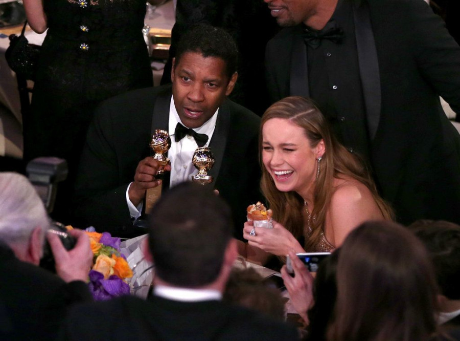 Denzel Washington cracked up Brie Larson who eating burger 96c5a
