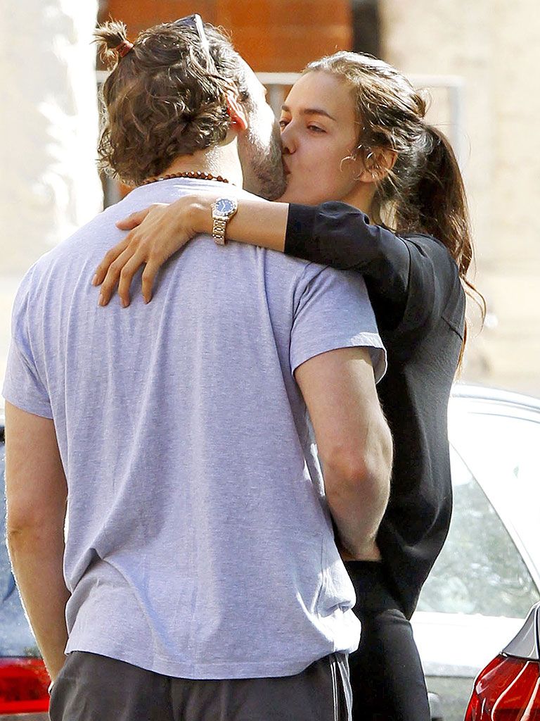 bradley cooper summer hands 14may15 2131a