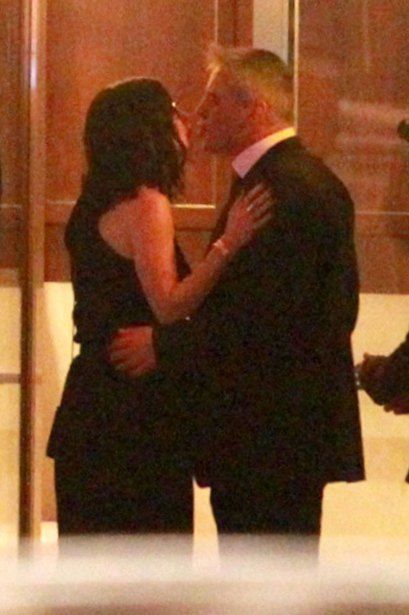jennifer aniston courteney cox matt leblanc kiss 05 286dc