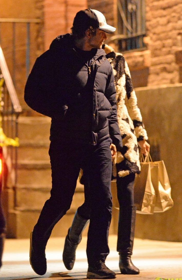 bradley cooper irina shayk hold hands squash split rumors 05 9b4f5