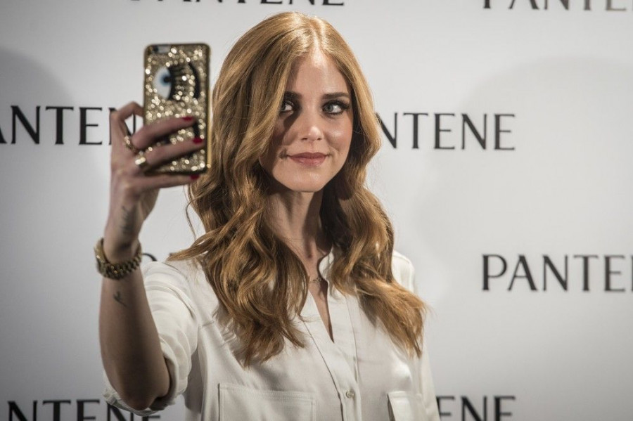 chiara ferragni se hace un selfie durante la presentacion de pantene 10216