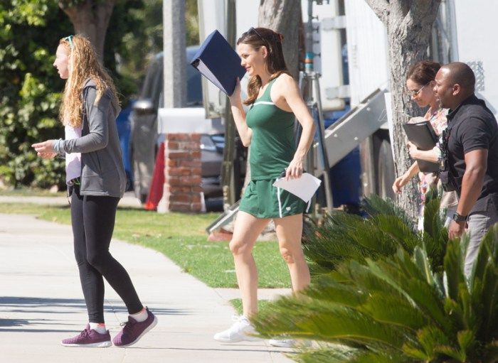 jennifer garner divorce boobs sports bra on set 05 01245